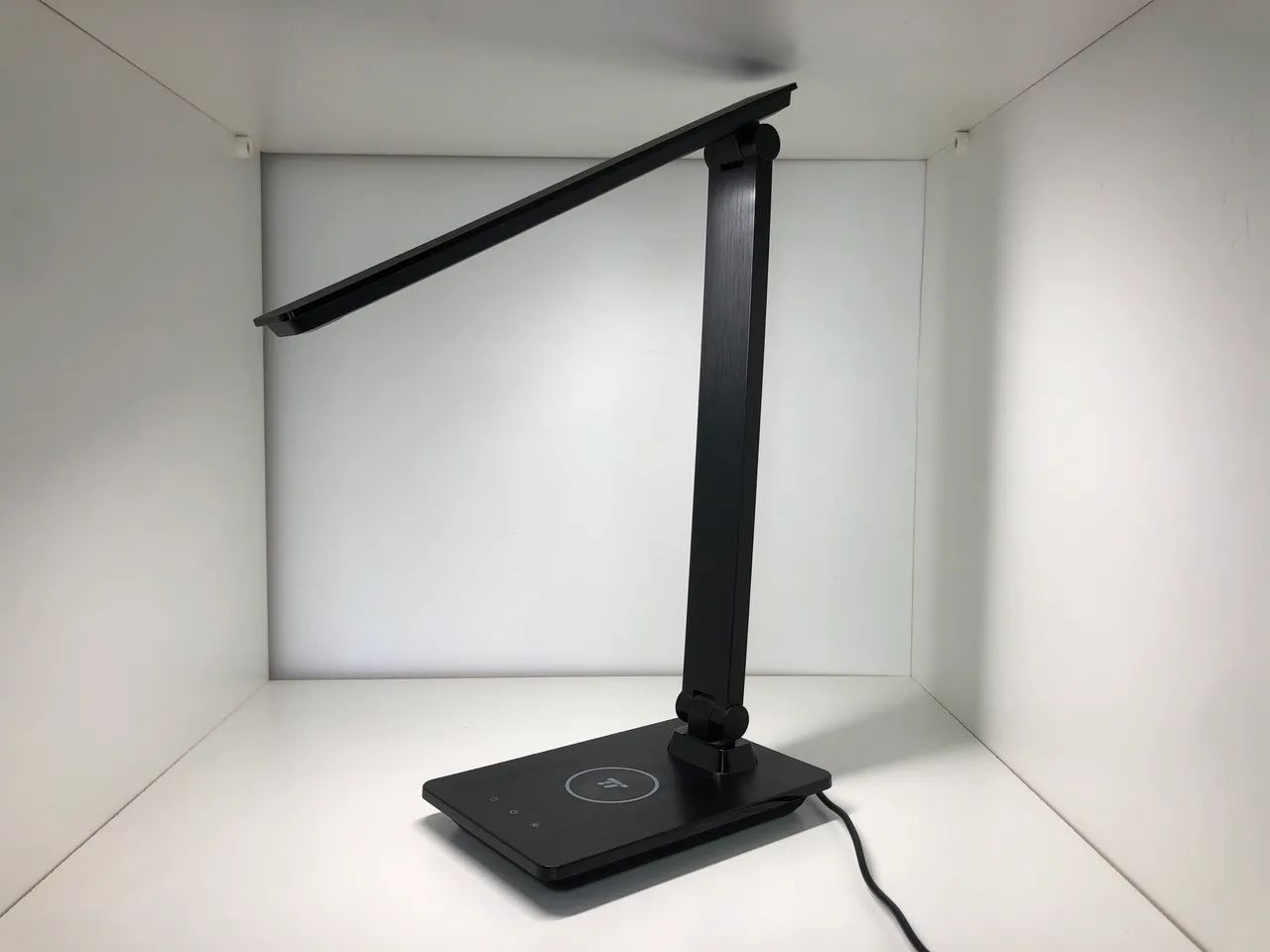 Luminária com carregador de celular