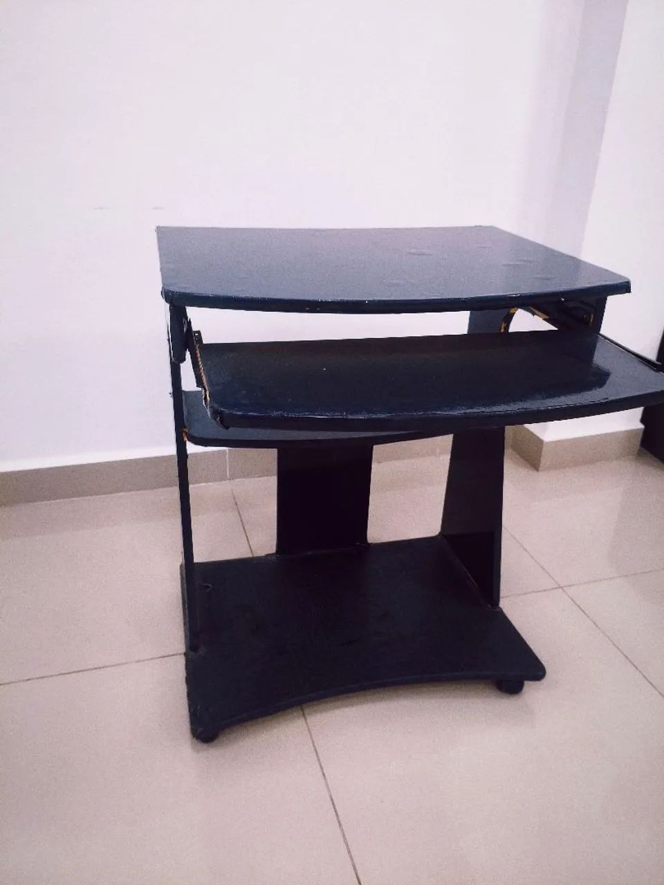 Mesa de Computador Compacta com Rodas e Suporte Retrátil