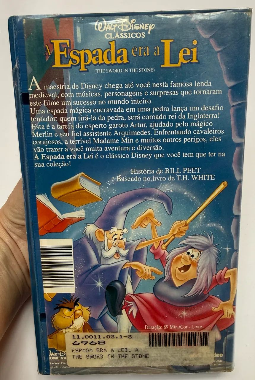 2 VHS Disney - Procurando Nemo + A Espada Era a Lei - Foto 5