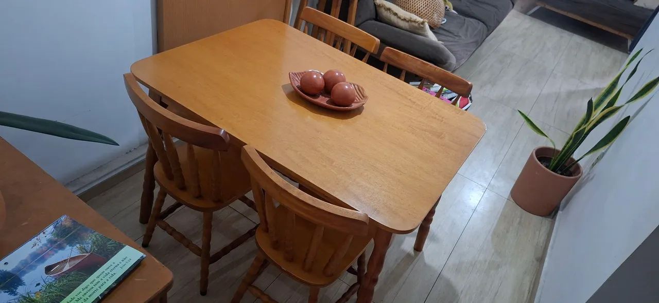 mesa de madeira com quatro cadeiras - Foto 3