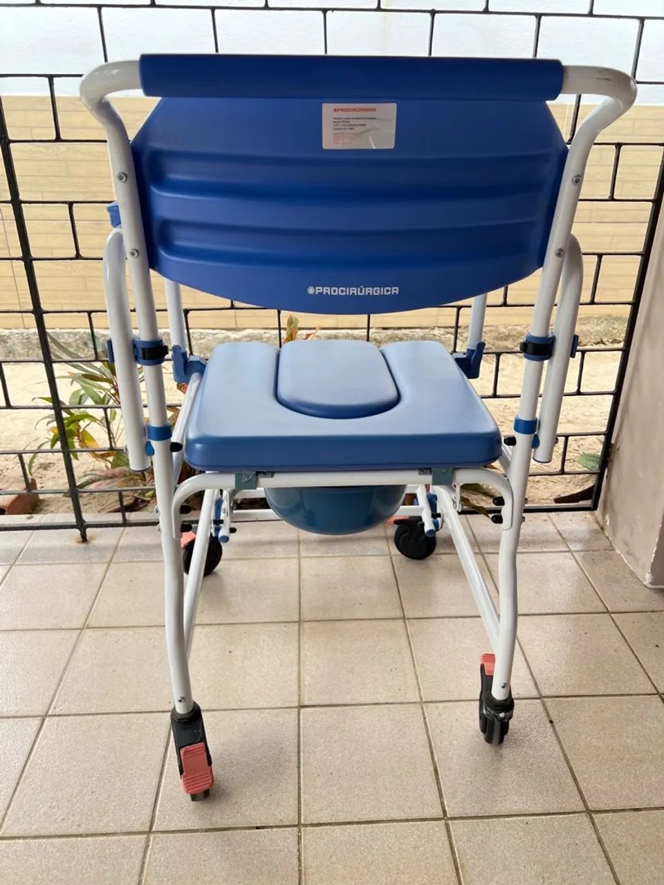 Vendo cadeira de roda de banho em aço e assento acolchoado!  Valor: R$ 599,00 - Foto 3