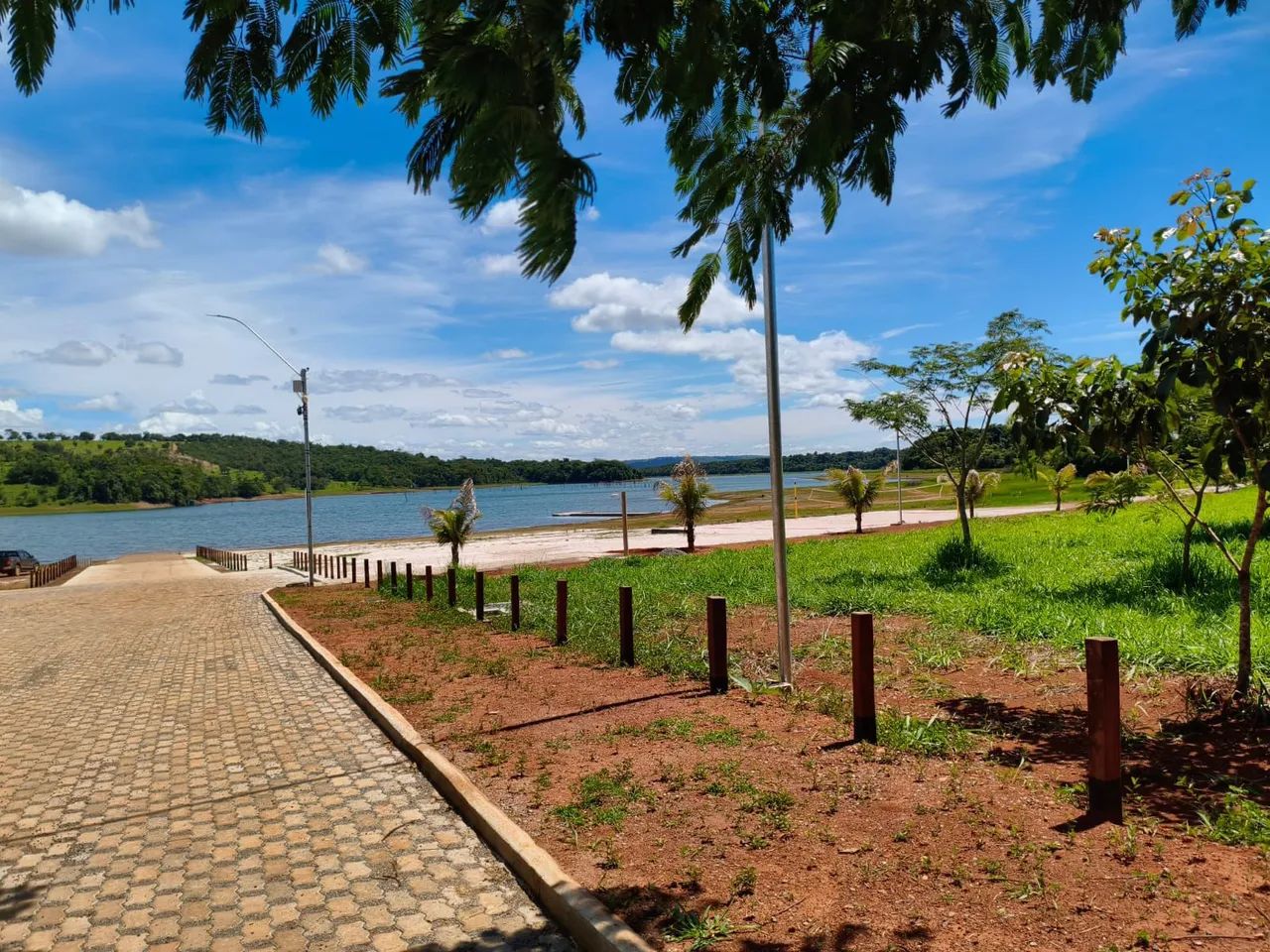 Lago Corumbá IV . Mini mercado e guarda barco 