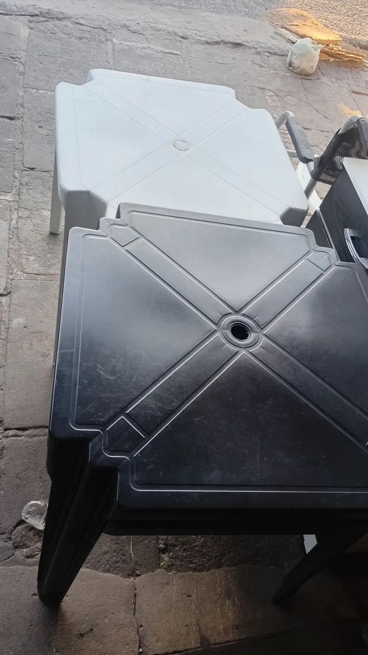 3 mesas de plástico R$60,00 cada uma - Foto 2