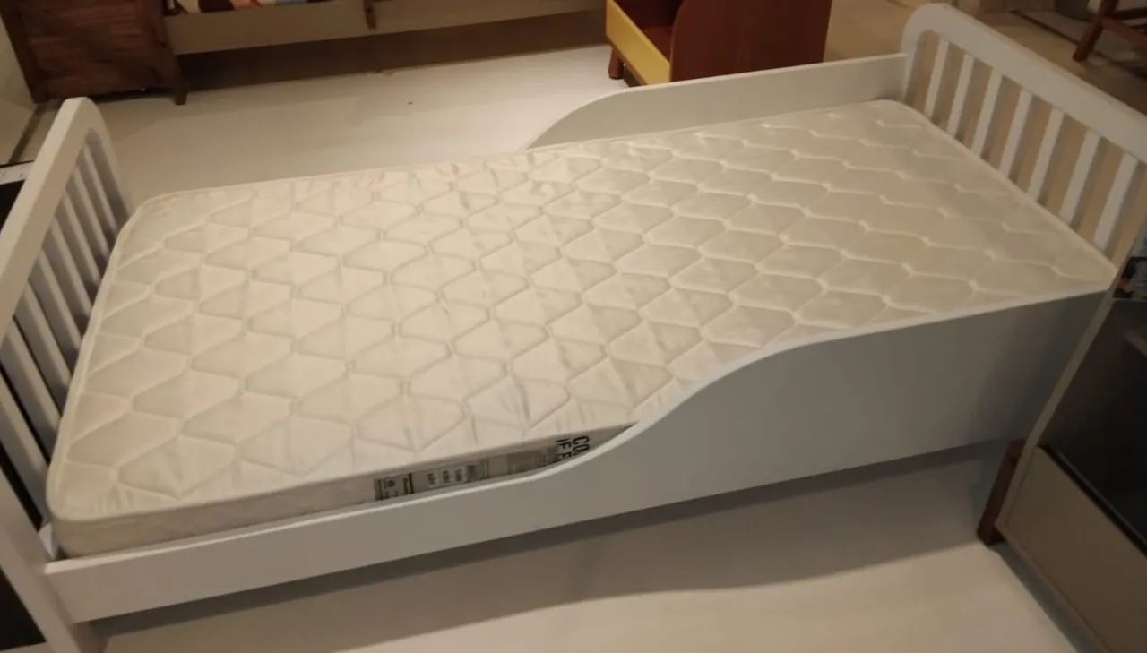 Cama infantil da Tok Stok com colchão 