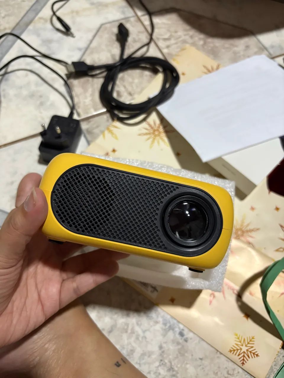 Mini projetor , portátil e prático 