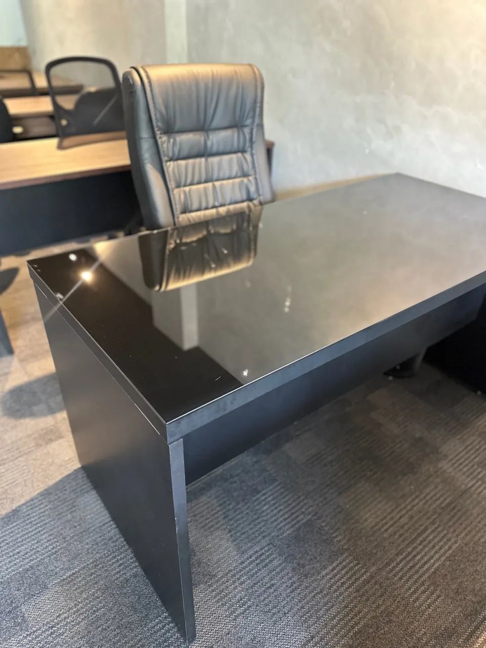 MESA DE ESCRITORIO COM TAMPO DE VIDRO IKONOFFICE 