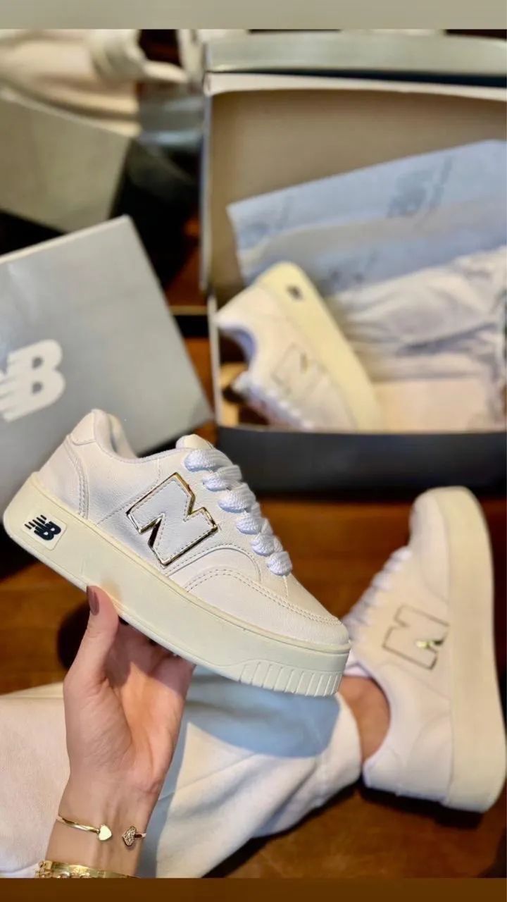 Tênis branco com dourado 