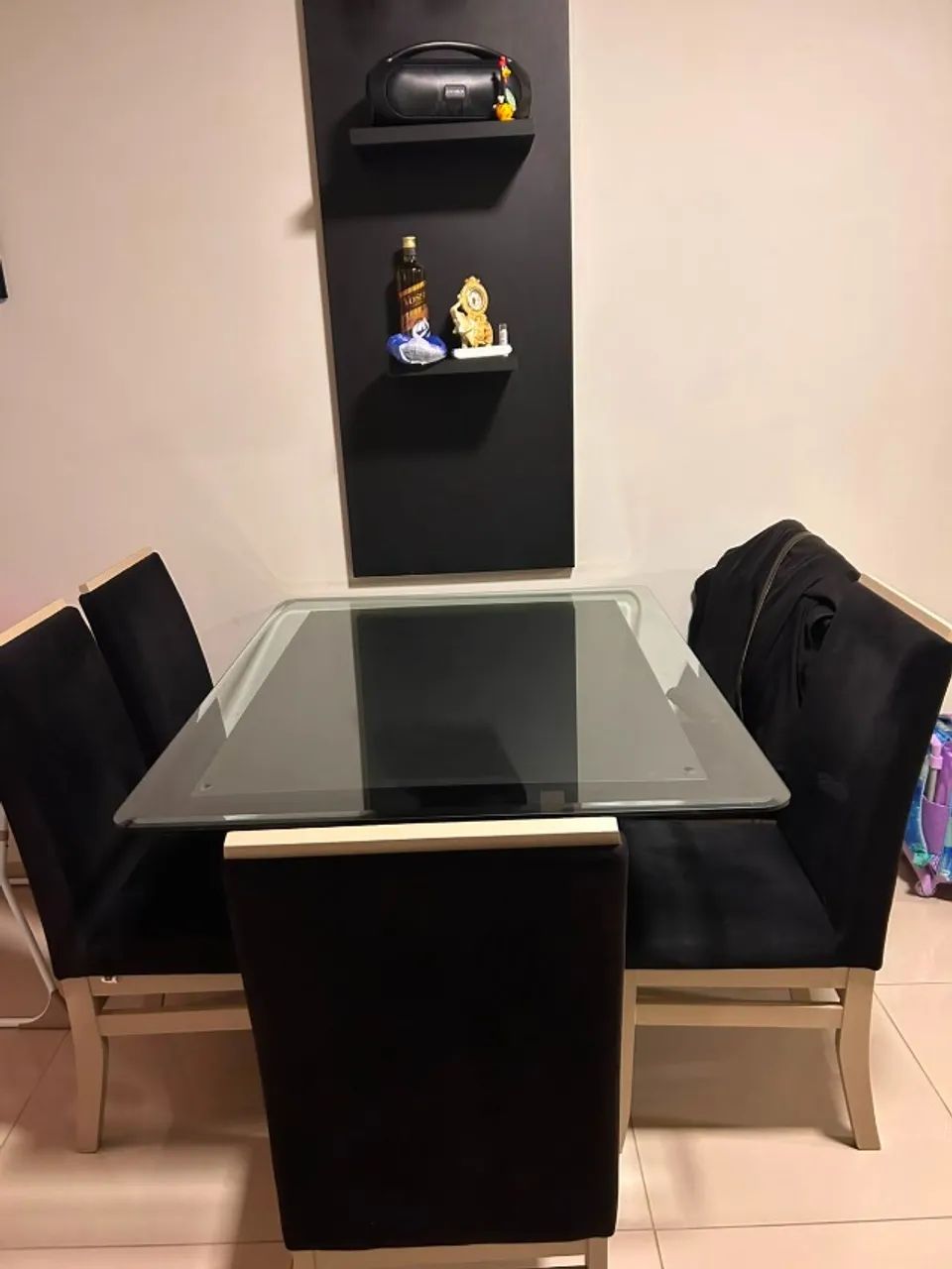 Mesa de jantar com tampo de vidro e cadeiras  - Foto 3
