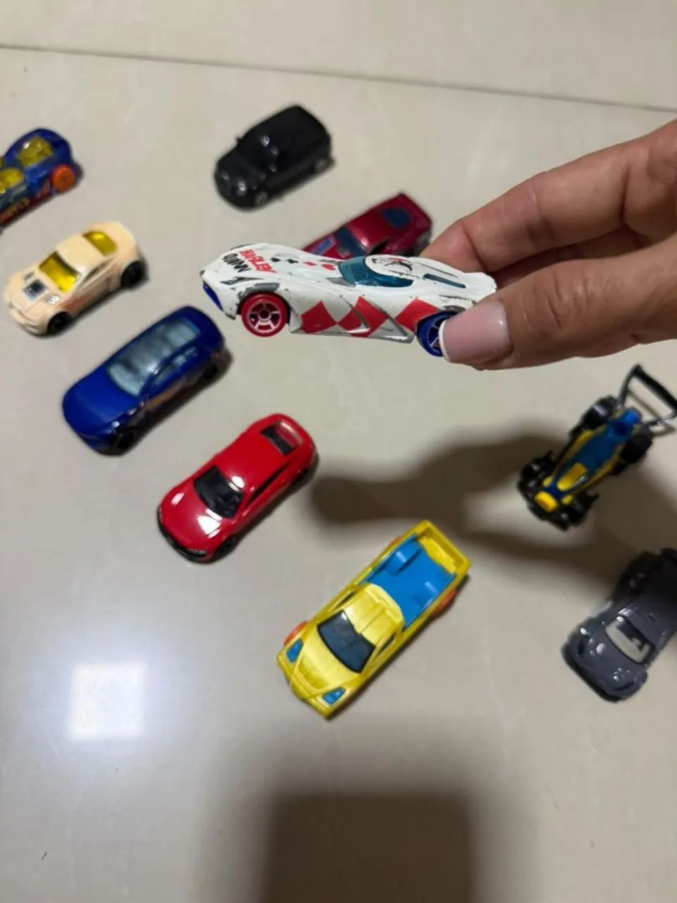 LOTE COM 10 CARRINHOS HOTWELLS 