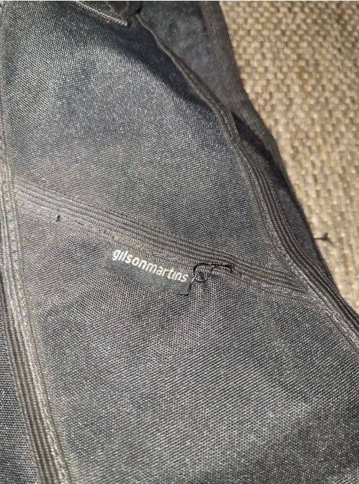 Bolsa com design versátil, estilosa Marca Gilson Martins. Nova. Conta com alça protetora.  - Foto 2