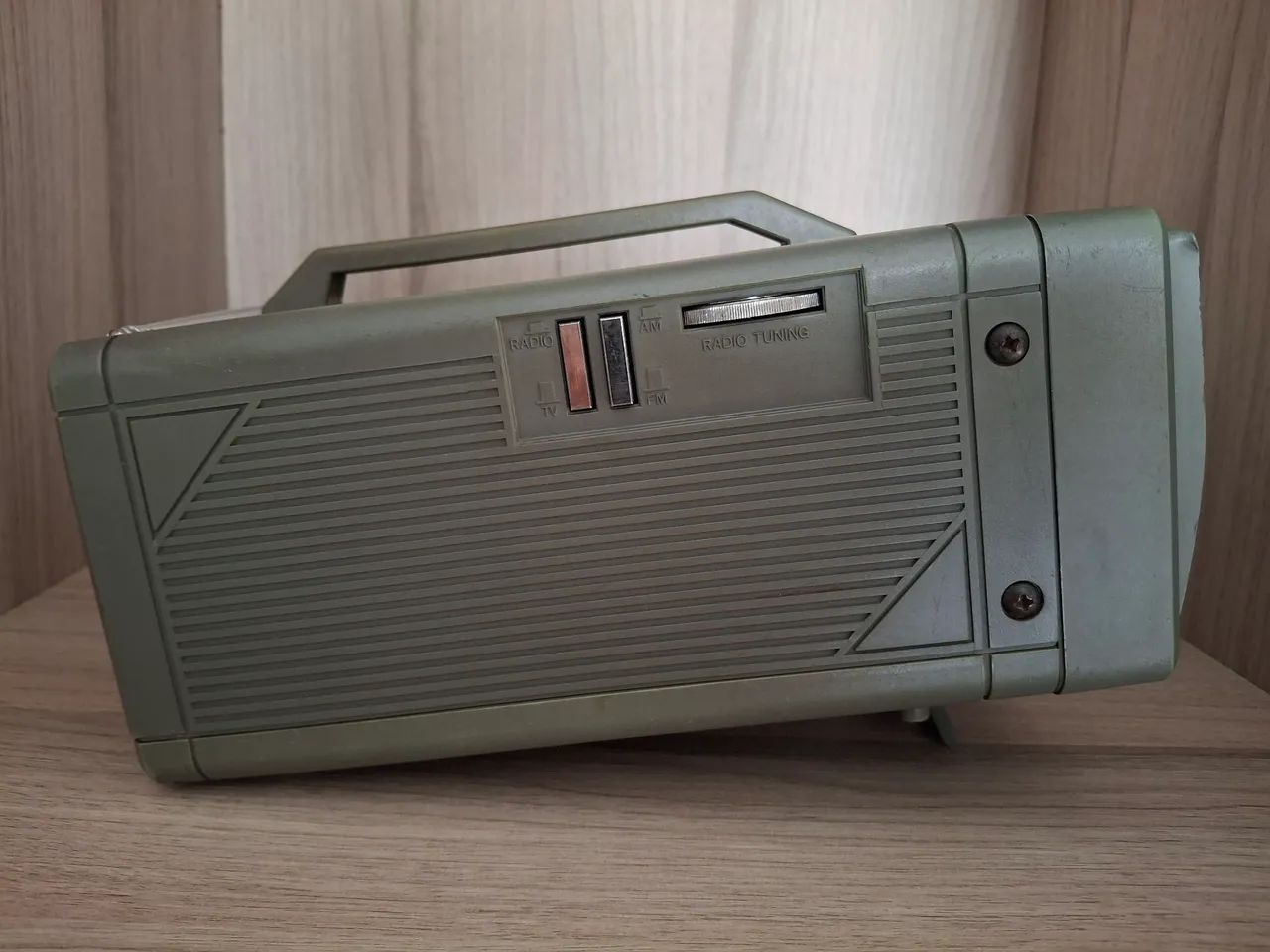 TV PORTÁTIL DE TUBO 5" POLEGADAS PRETO E BRANCO C/ RÁDIO AM/FM. (RARIDADE)<br> - Foto 3