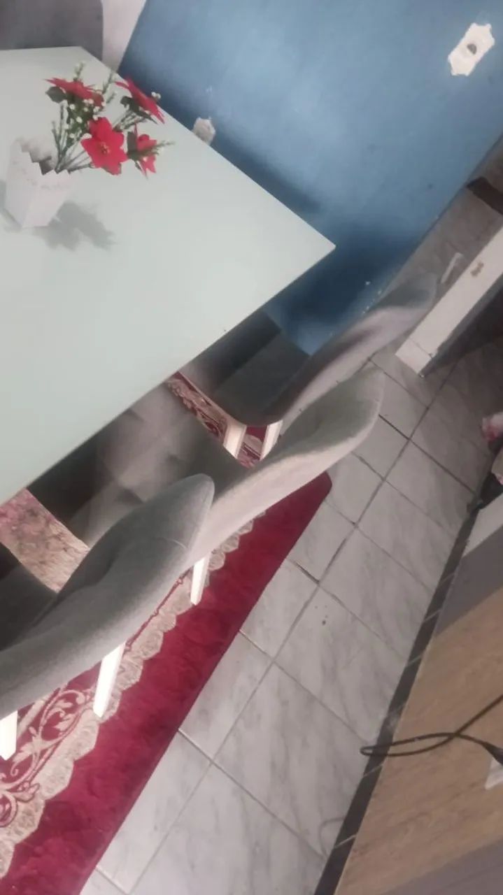 Vende-se mesa de jantar com cinco cadeiras nova - Foto 3