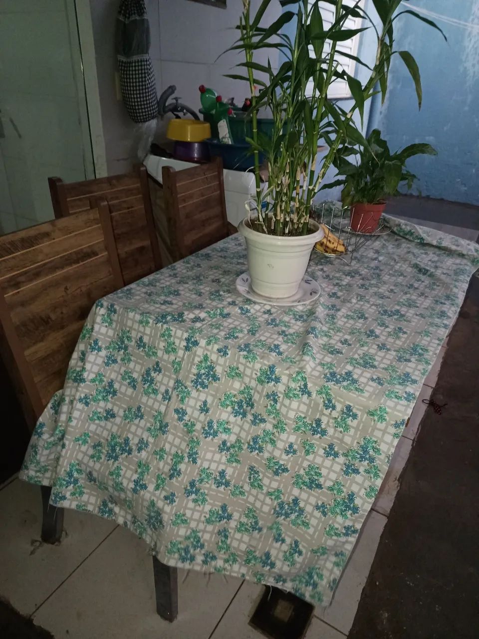 Vendo mesa de madeira MDF com 6 cadeiras  na cor marrom assento estofado em ótimo estado. - Foto 2