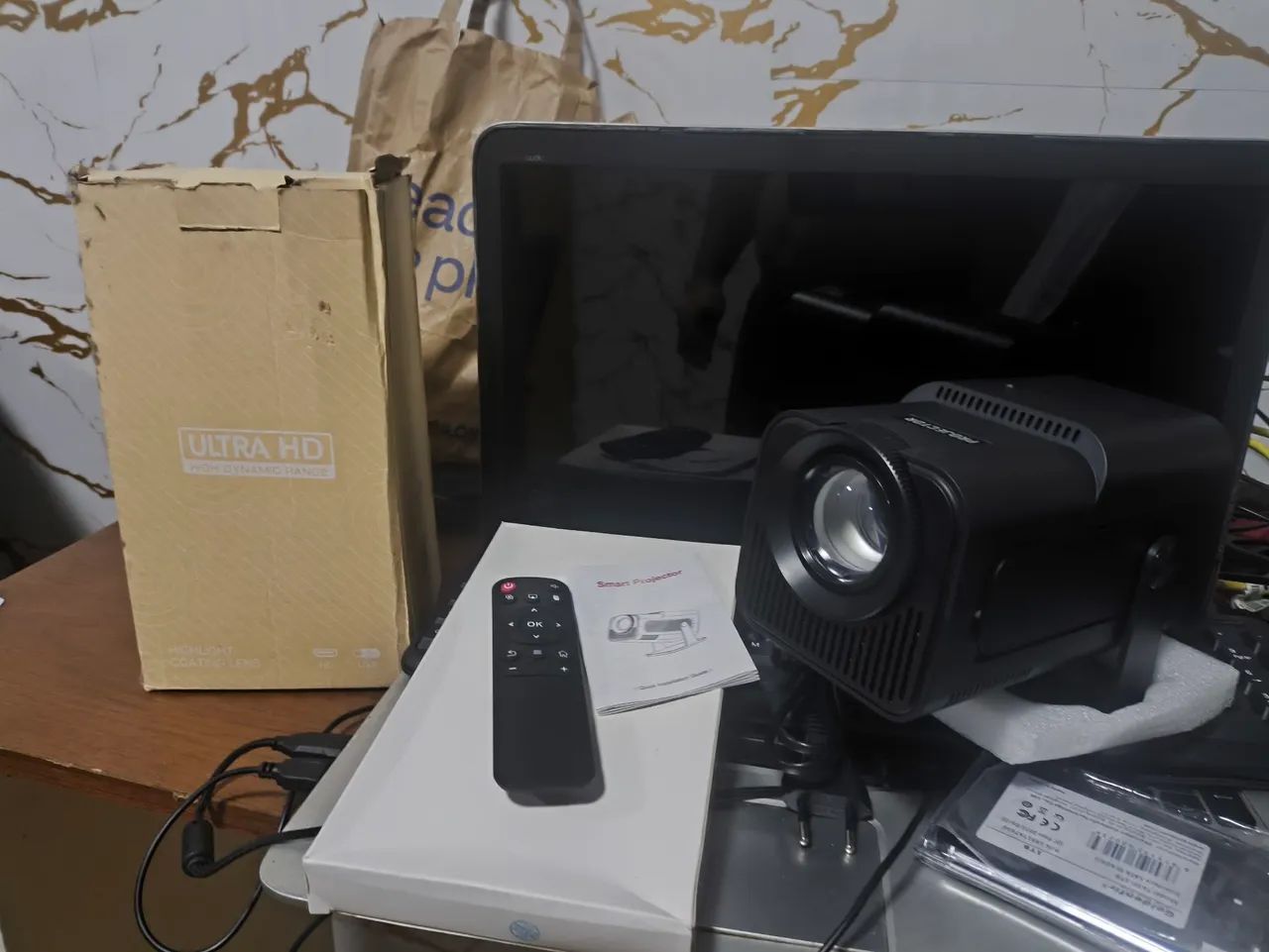 Projetor e Tela Retrátil 