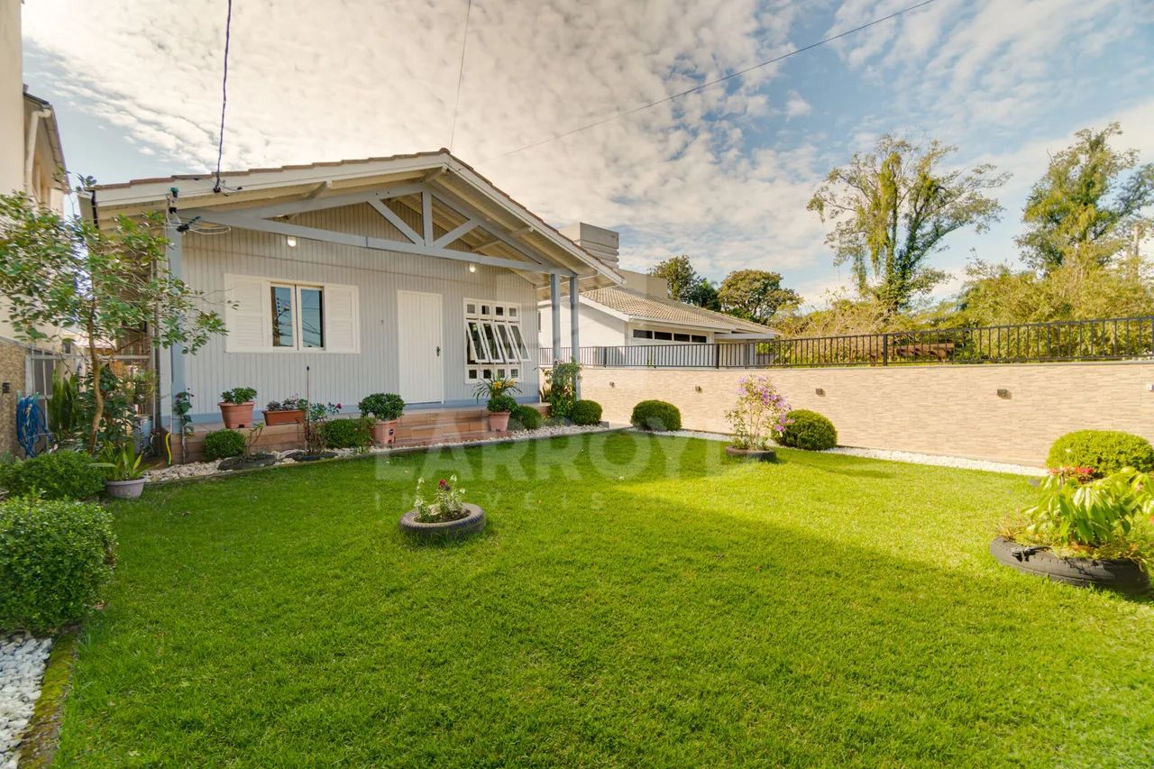 CASA AMPLA Á VENDA COM JARDIM E ESPAÇO GOURMET