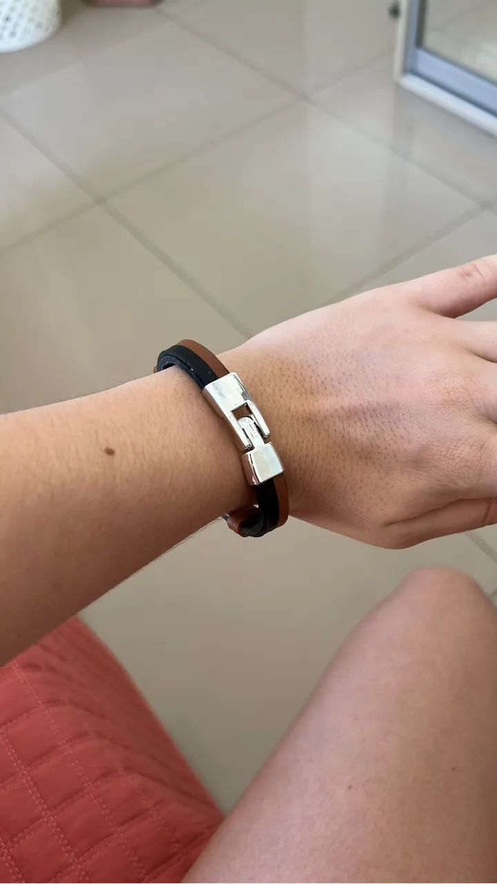 Pulseira de couro bicolor com detalhes em prata 