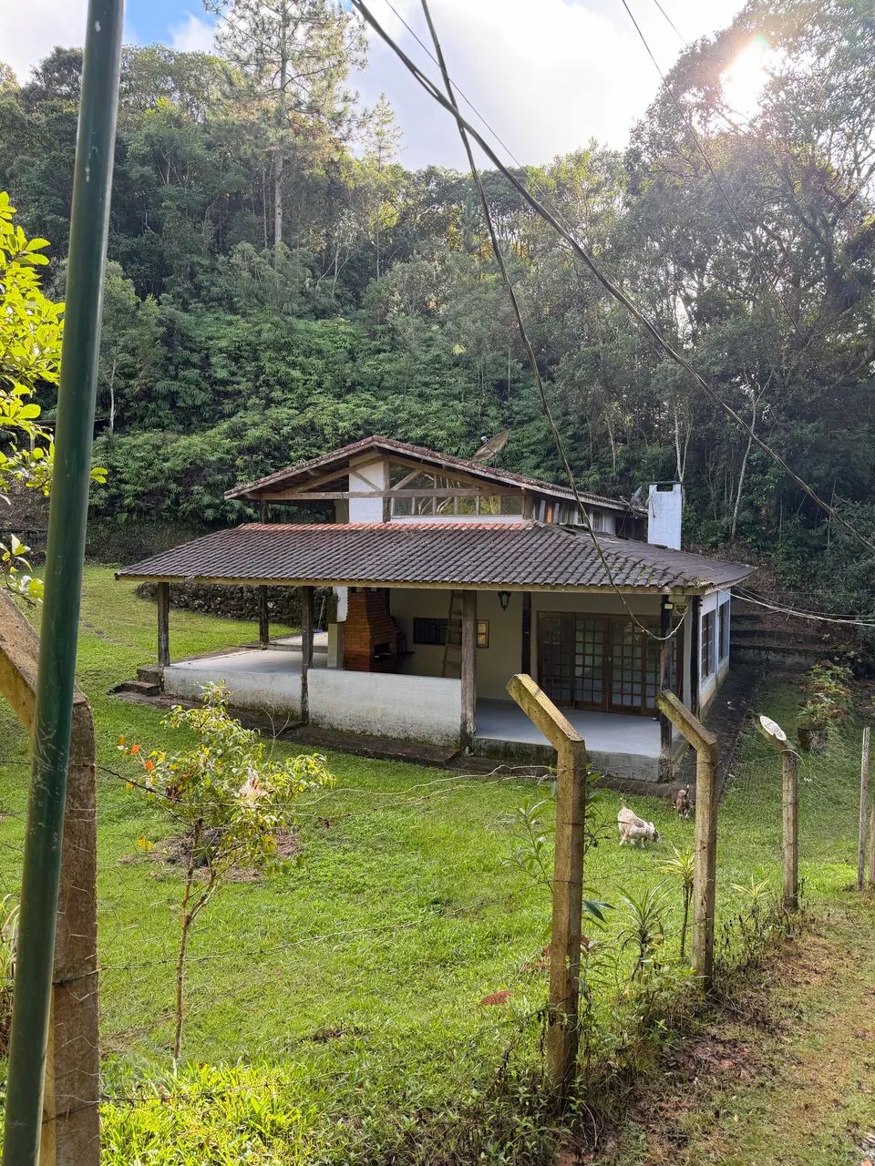 Chácara Exclusiva com Casa, Lago, Piscinas e Nascente - 10.000 m²
