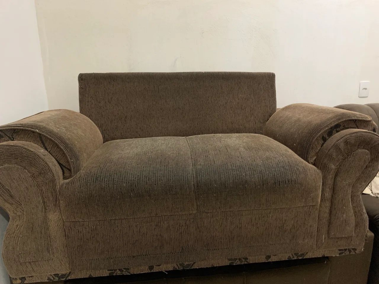 Sofá Vintage 2 Lugares com Molas + 5 Almofadas (Veludo Cotelê Marrom) - Foto 4