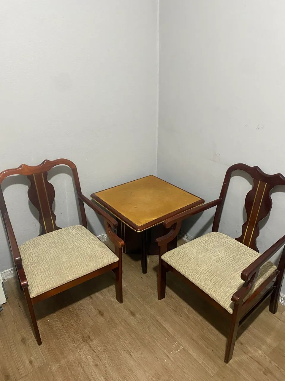Jogo de 2 poltronas e mesa de centro