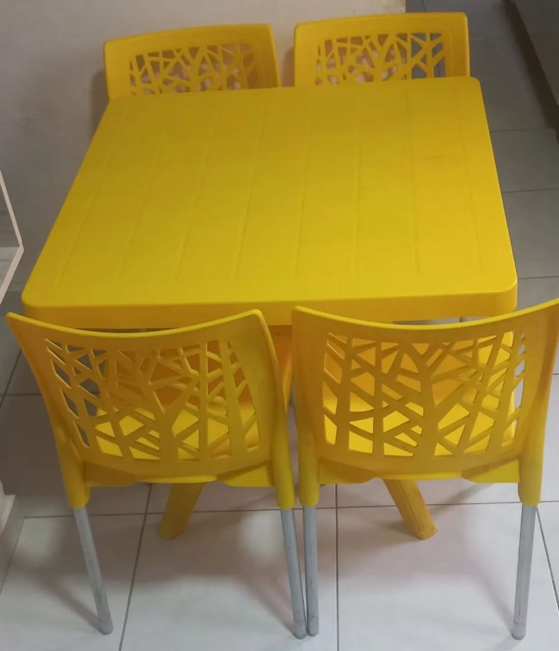 Mesa com 4 cadeiras.