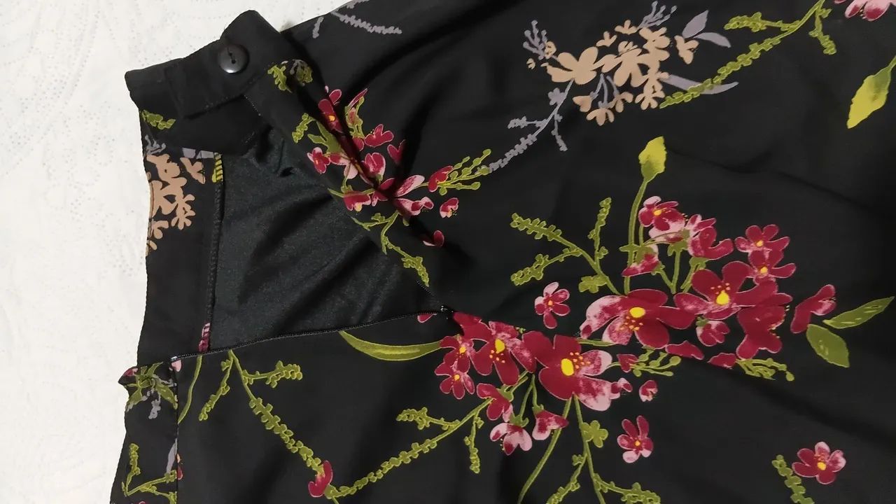 Saia Midi Floral Evasê - Elegante e Versátil - Foto 4