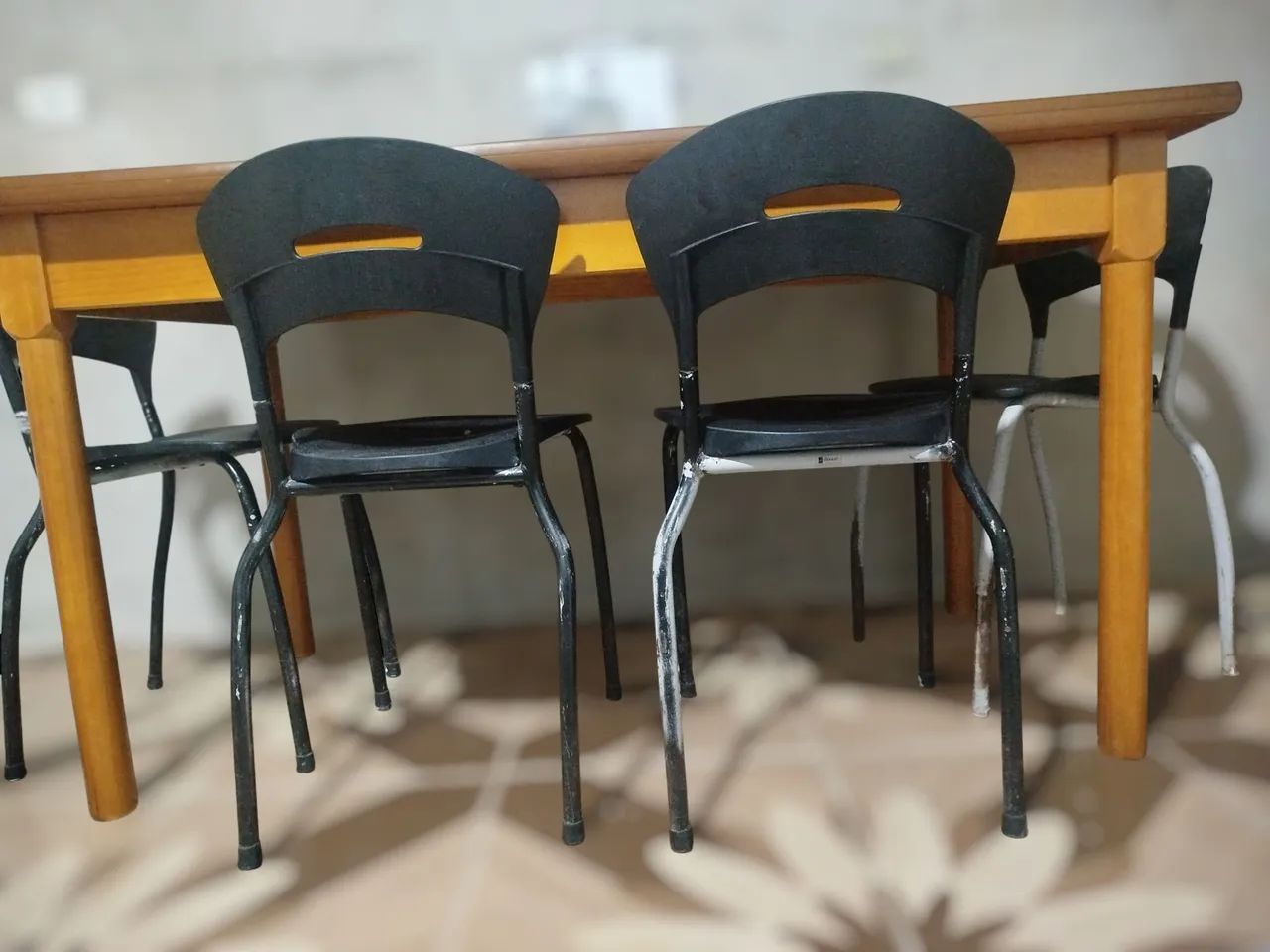 4 Cadeiras Moderna Preta de Ferro e Plástico - Foto 2