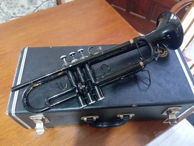 Trompete Eagle em Bb Usado junto de bocal 7C- Case inclusa