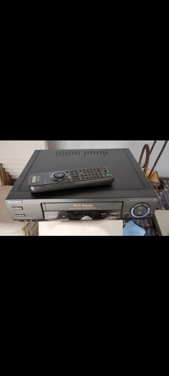 Aparelho reprodutor de vídeo cassete, marca Sony.