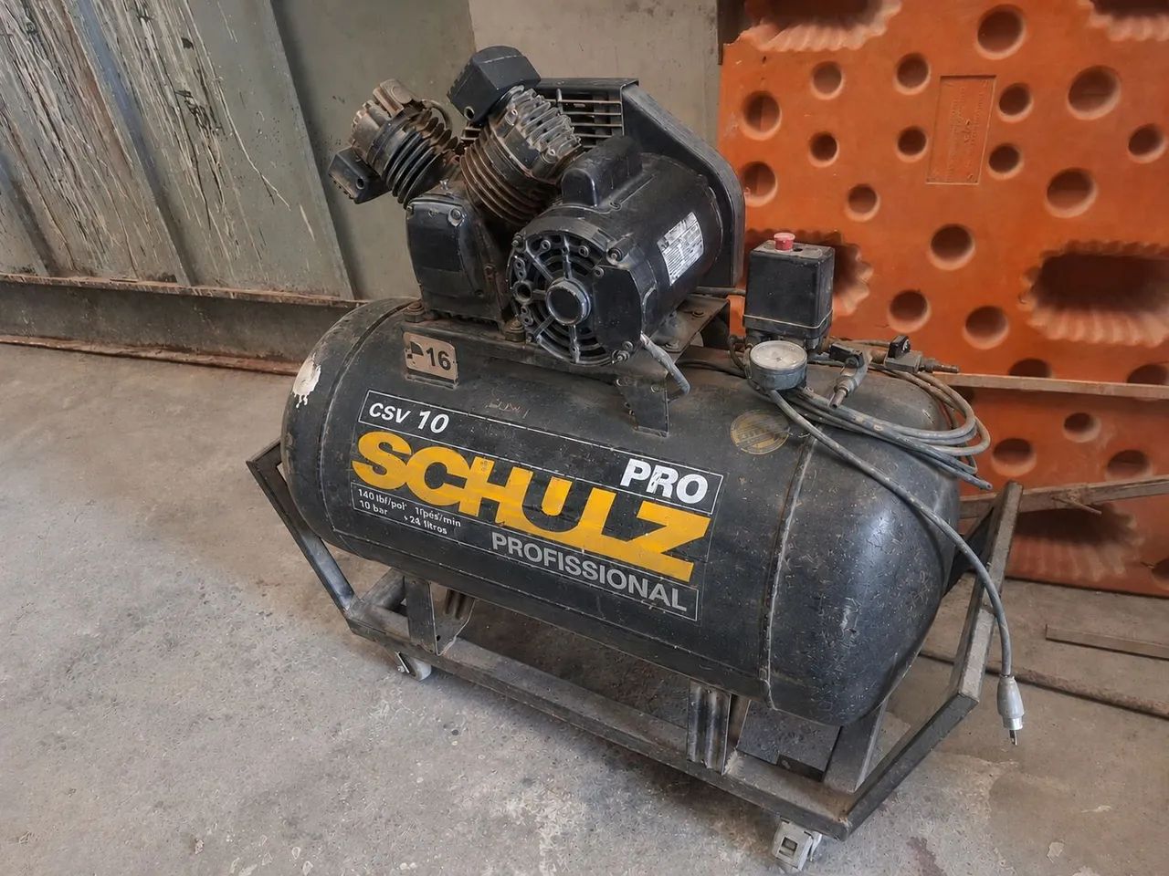 Compressor conservado com suporte de rodas