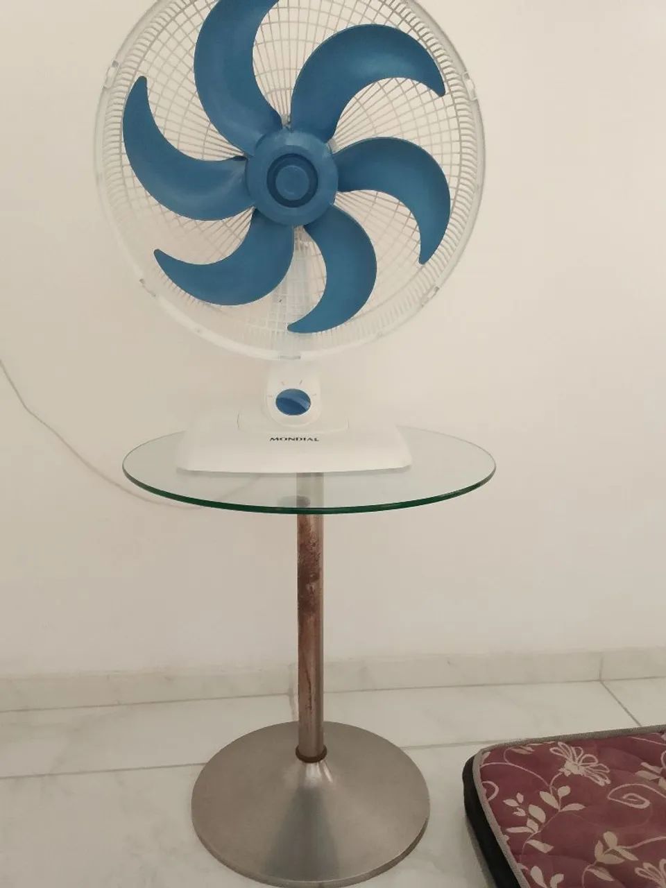 Mesa de vidro com base de alumínio 