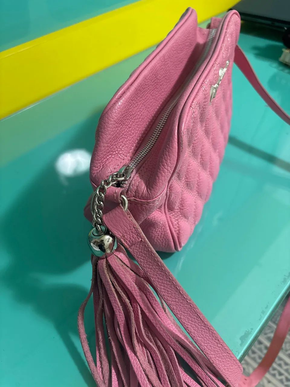 BOLSA CLÁSSICA EM COURO ROSA E ALÇA REGULÁVEL MÉDIA - Foto 2