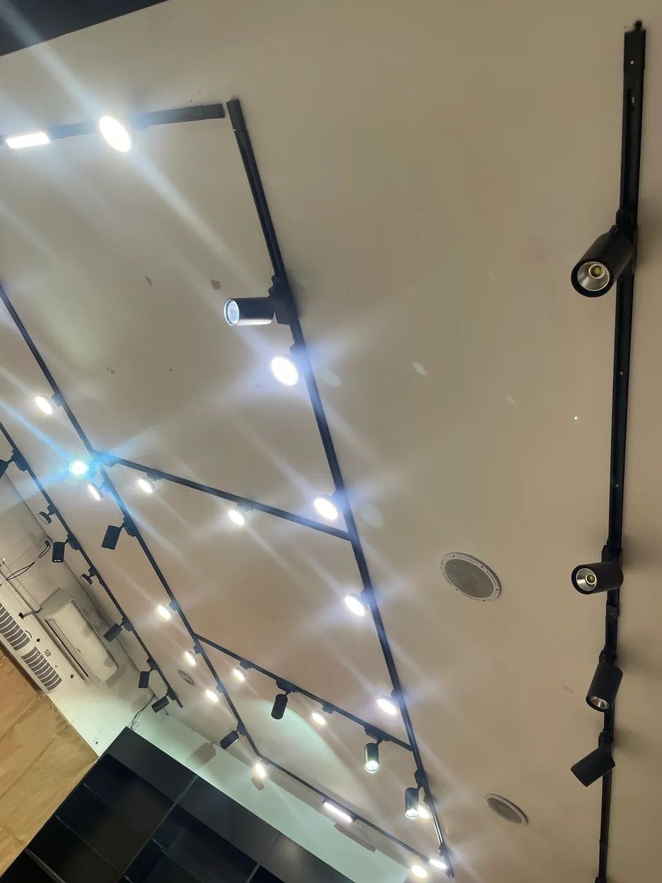 Sistema Completo de Trilhos Eletrificados com Spots LED para Loja - Foto 3