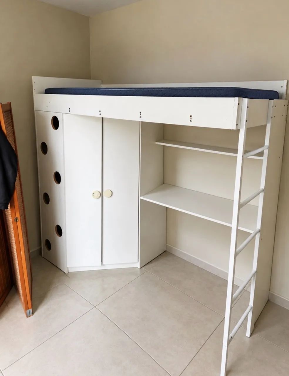 Cama de solteiro suspensa em MDF  - Foto 2