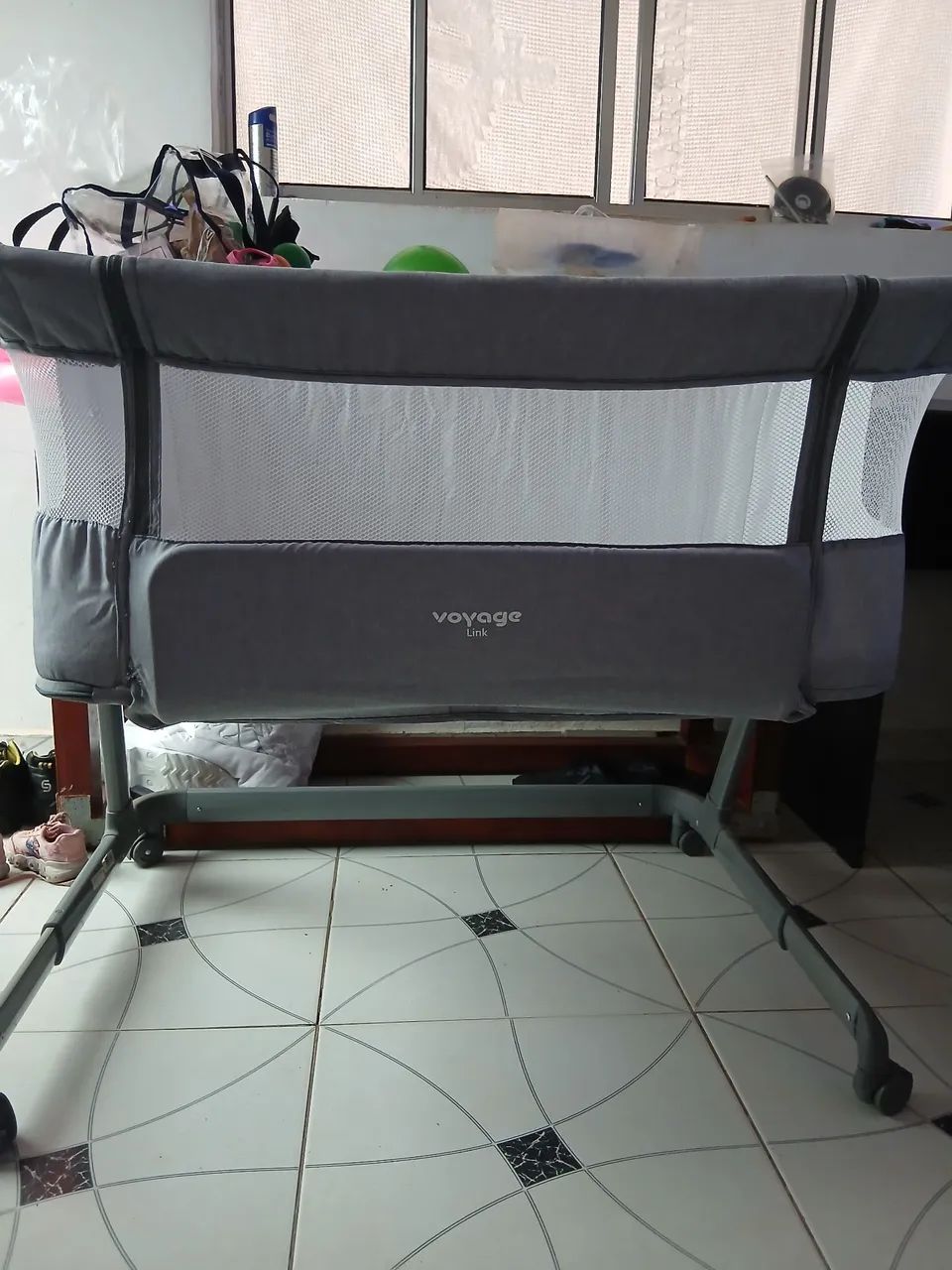 Berço Co-Sleeper Voyage Link Cinza com Rodinhas 