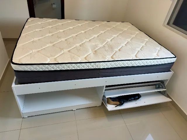 Cama de casal com guarda-roupa 