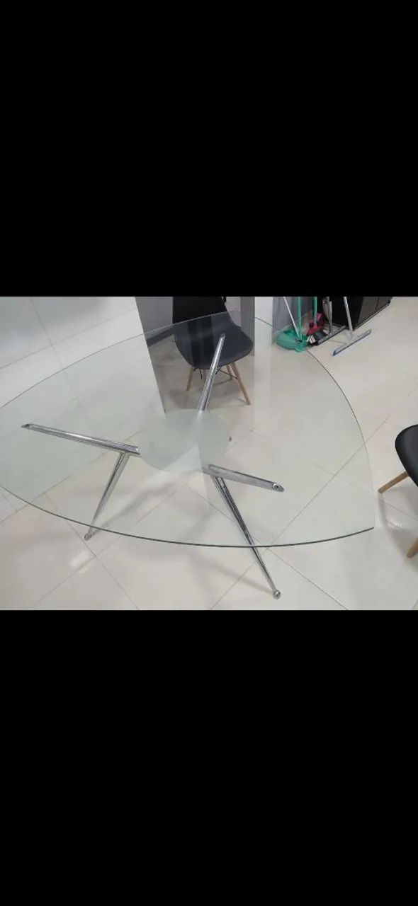 Mesa com Base de Vidro grosso e pés  em aço  Inox 