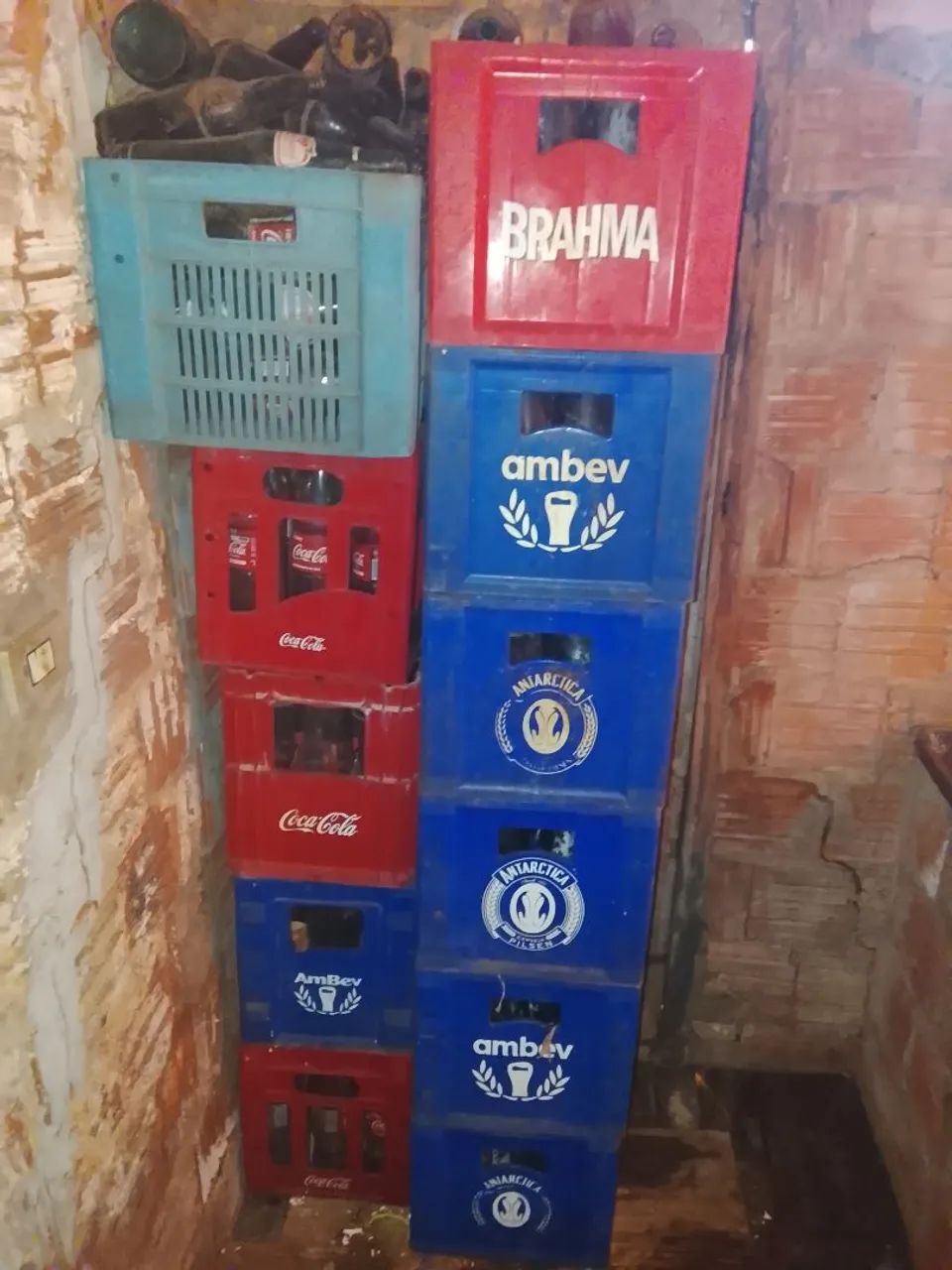 Engradado com garrafas de Coca Cola e Cerveja