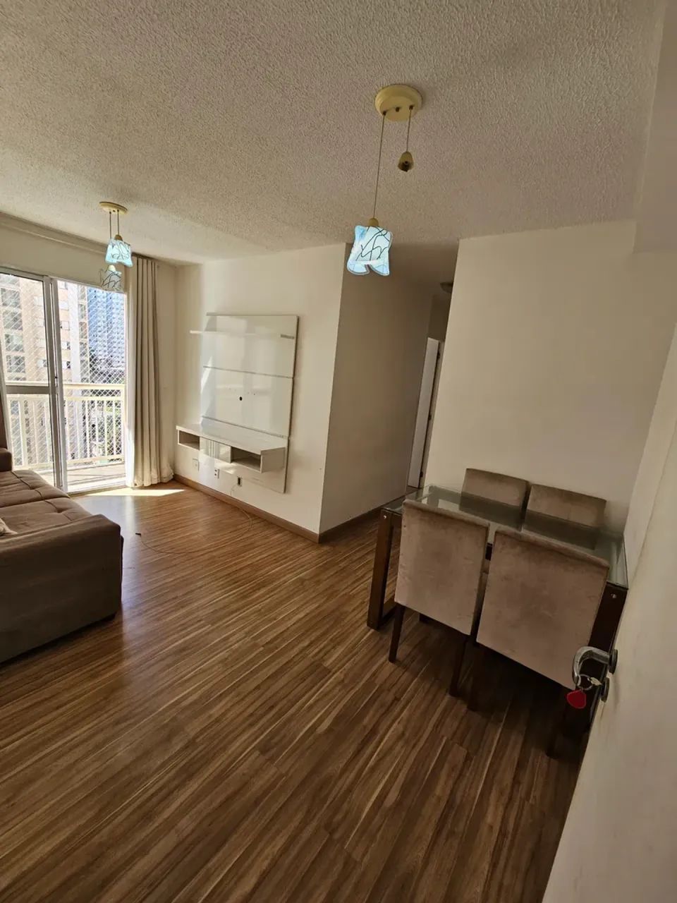 Aluga-se Apartamento com 2 dorms e uma vaga de garagem.