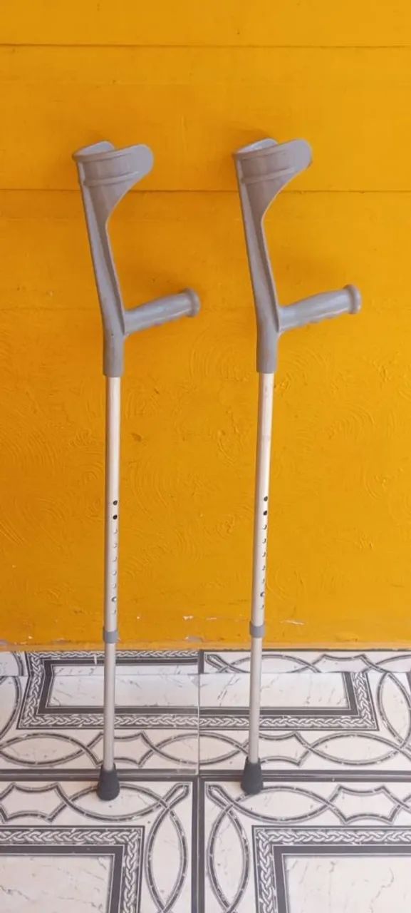 Cadeira de rodas, bengala, muletas e fraldas - Foto 3