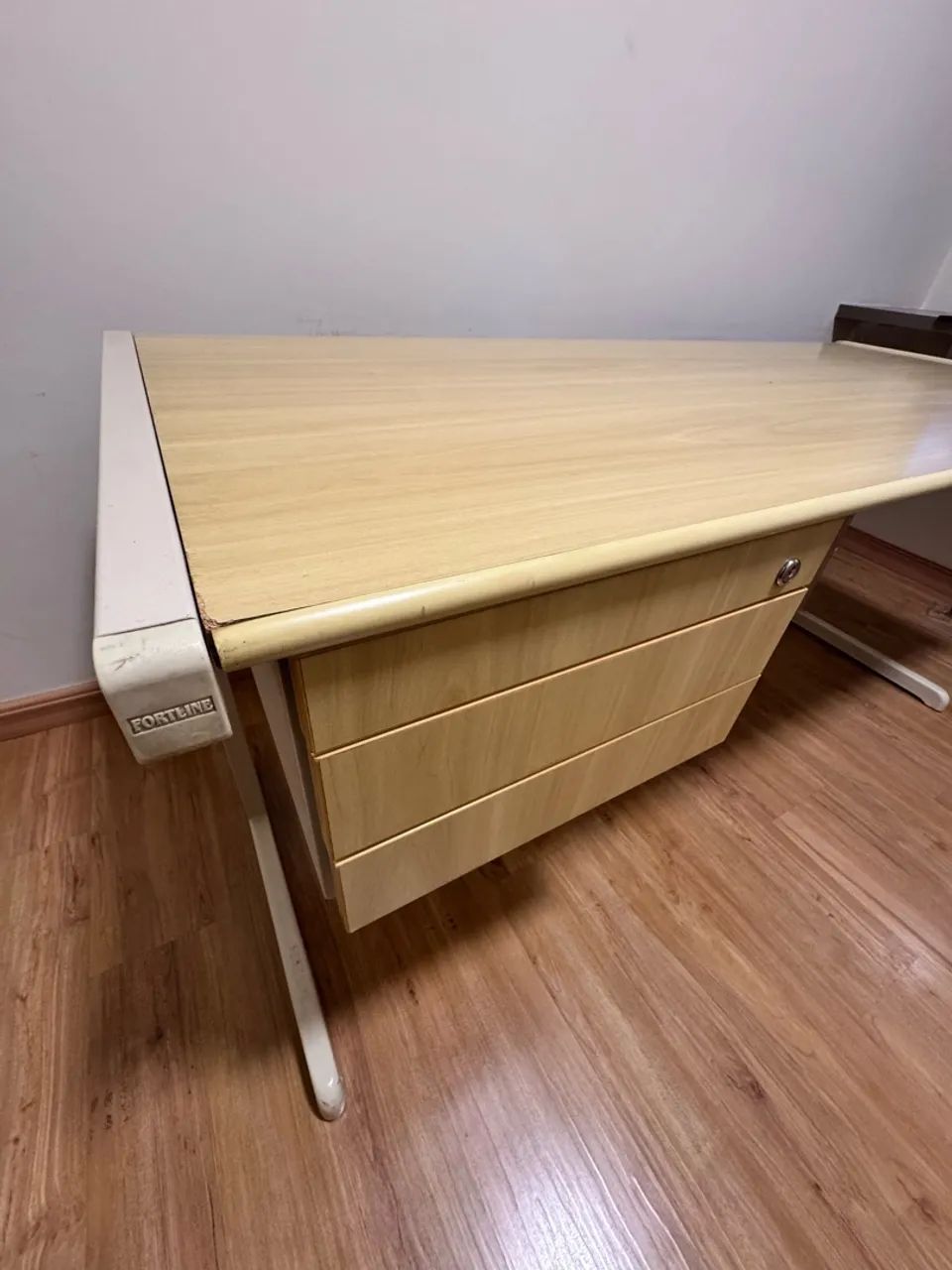 Mesa de escritório com gavetas - Foto 2