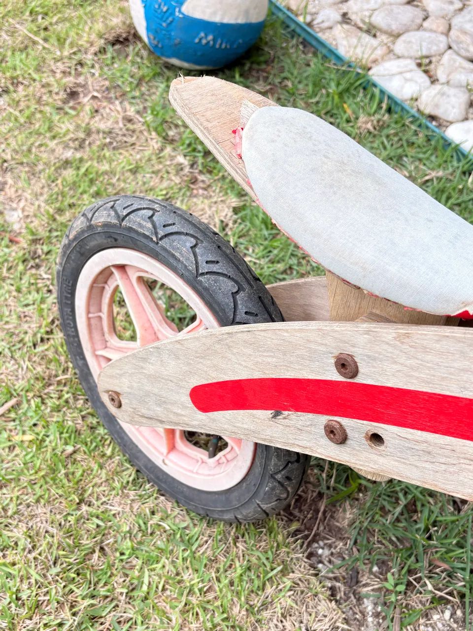 Bicicleta de Equilíbrio infantil Madeira!!! 2 alturas - Foto 4
