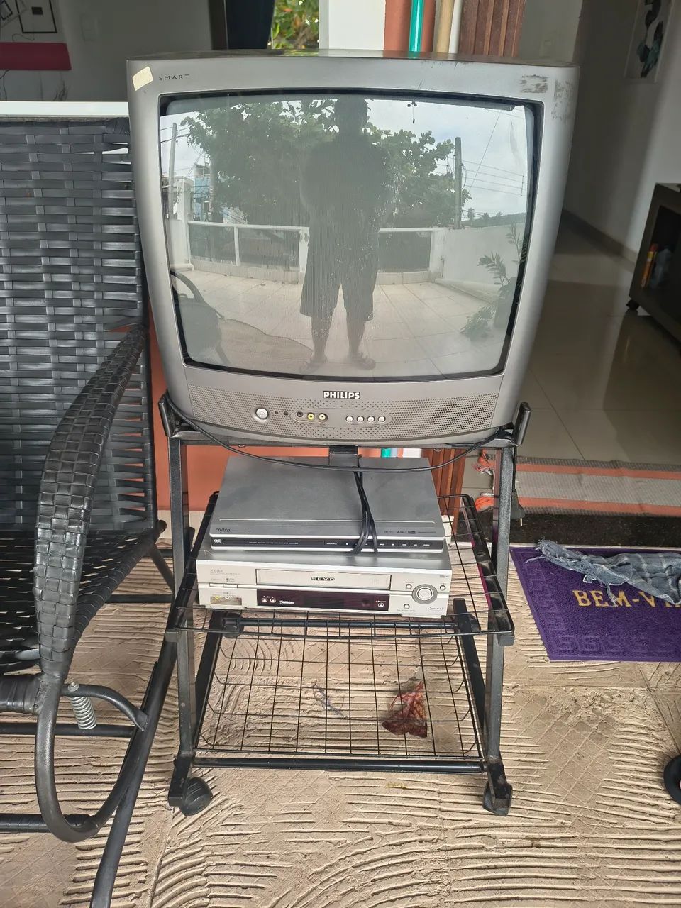 Televisão , dvd , videocassete e carinho 