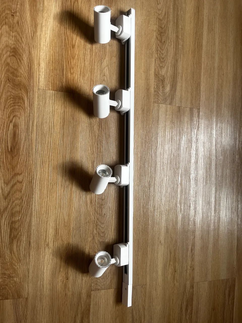 Trilho eletrificado 1m com 4 spots de 7w cada