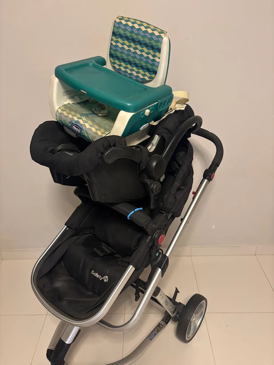 Carrinho de bebê com bebê conforto e cadeirinha de alimentação  - Foto 2