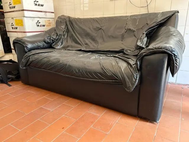 SOFA DE COURO PRETO - Foto 2