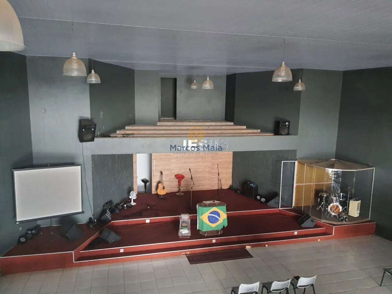 Prédio comercial atualmente sendo usado para uma ampla ingreja. - Foto 2