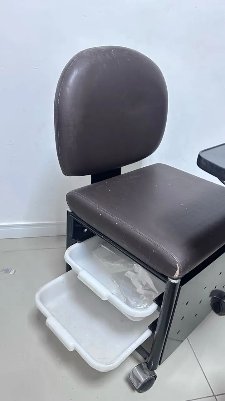 Cadeira de Manicure Profissional Usada com Carrinho e Bandejas - Foto 2