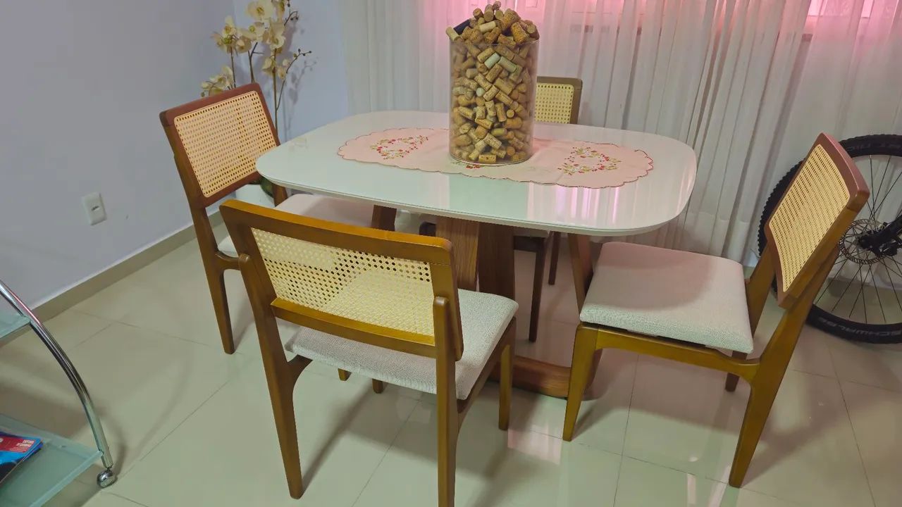 Mesa de jantar Com 4 cadeiras de madeira maciça. - Foto 2