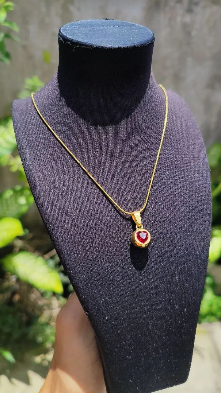 Colar dourado pedra vermelha aço inoxidável  - Foto 3