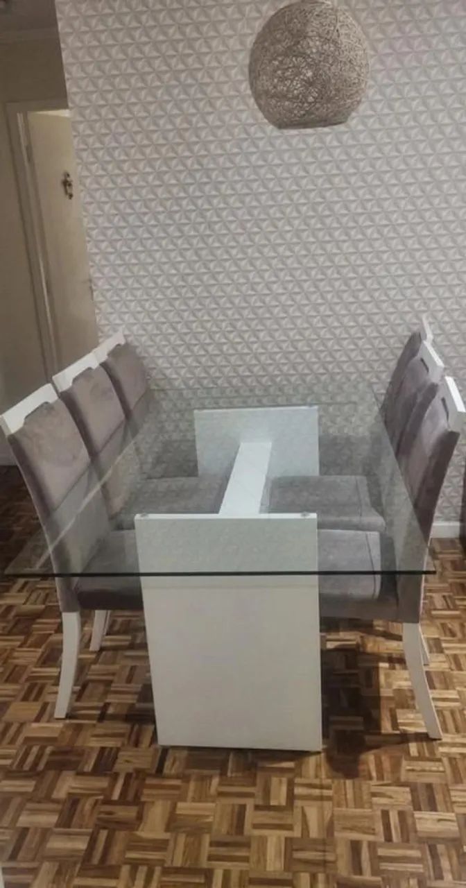 Linda mesa de jantar com tampo de vidro